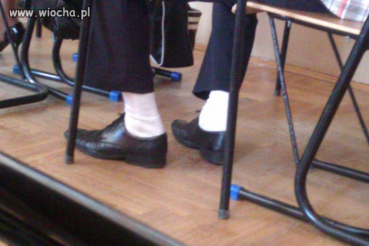 Idealne połączenie glanc buty, kant spodnie.