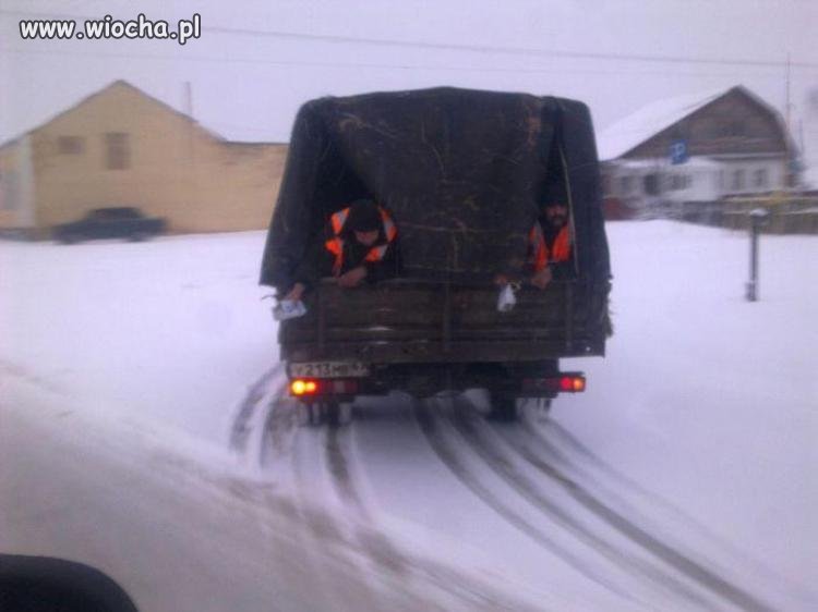 Hardkorowe posypywanie solą ulicy.