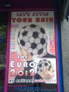 Fryzjer na drodze do stadionu