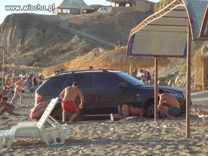 Chłopaki zadali lansu na plaży