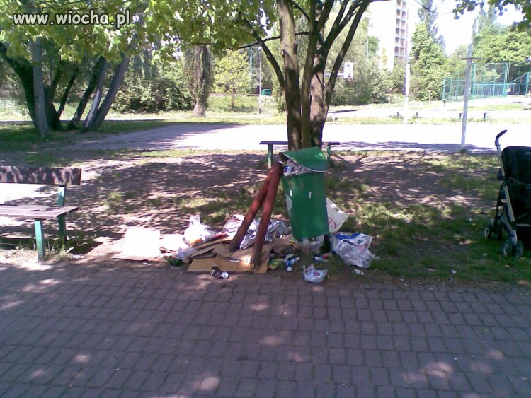 Przy placyku zabaw dla dzieci