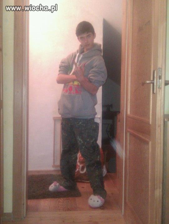 Gangster w kapciach Hello Kitty.