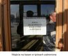 Ty też wchodzisz w łyżwach na basen?