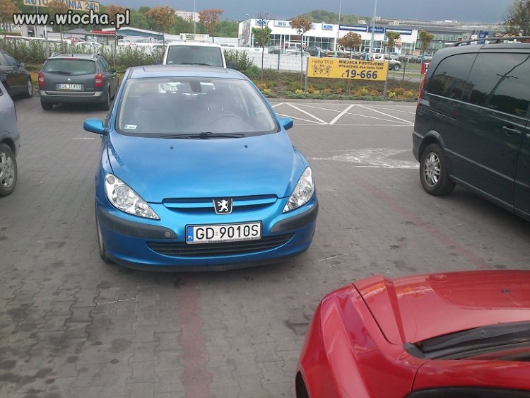 Tak się parkuje pod Leroy Merlin w Gdańsku Oliwie.