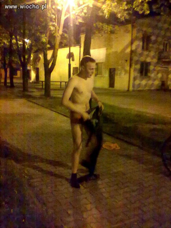 Fotka nocą w samych boksach i skarpetkach ...