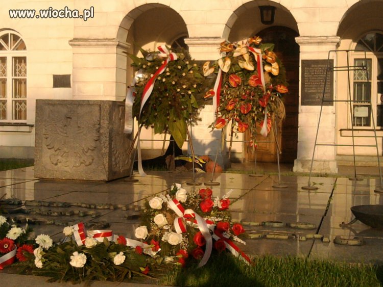 MAJOWA DRZEMKA NA GROBIE  NIEZNANEGO ŻOŁNIERZA  
