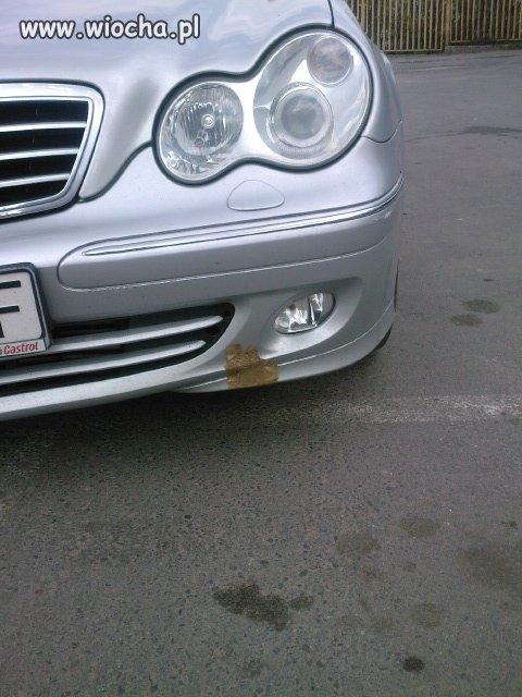 Naprawianie Mercedesa taśmą klejącą...