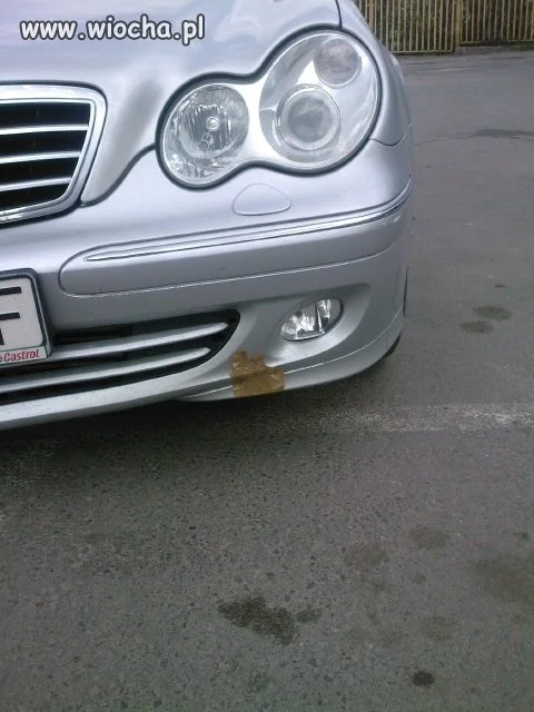 Naprawianie Mercedesa taśmą klejącą...
