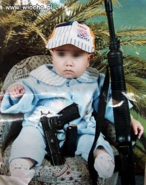 Uzbrojony po zęby...Chwalić się na facebook'u Tylko czym ?