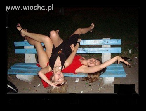 Trochę alkoholu i focia na ławce
