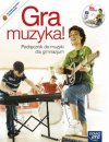 Gościu gra na nie podłączonych organach
