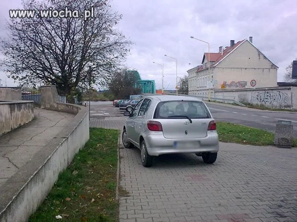 Siostro! Gwoździa proszę!
