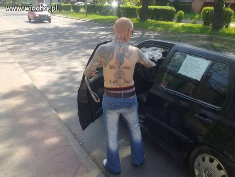 Wieśniak z dziarami  i wyciągniętymi bokserkami