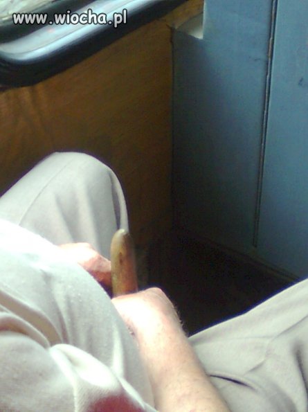 Jedzie dziadek tramwajem...