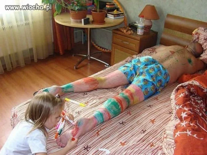 Córciu tatuś wypił sobie pare piwek i zdrzemie się