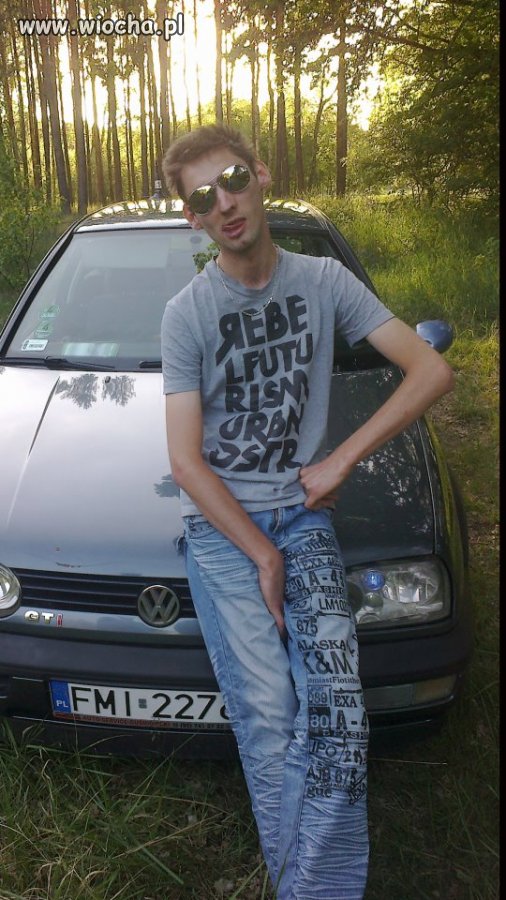 Zachęcający języczek, szpan na furę i ręka na kroczu.