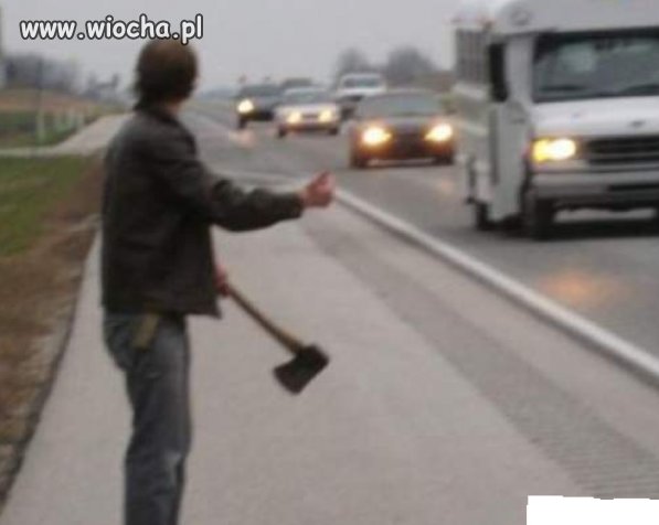 Sympatyczny autostopowicz lubi ostrą jazdę. 