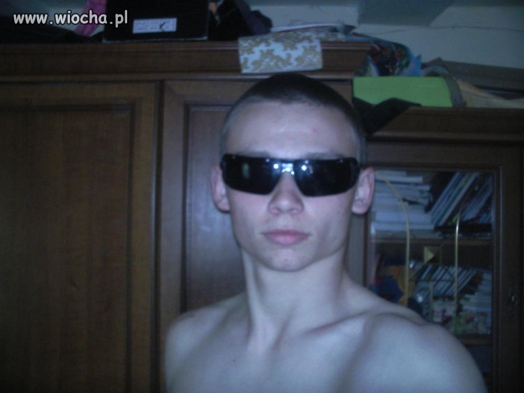 Gołe ciało jest , czarne okulary są  i ...