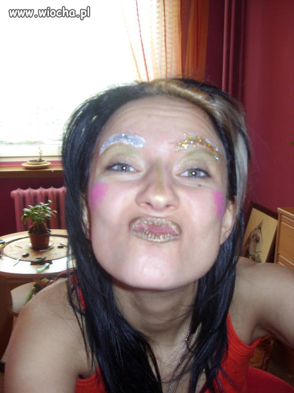 Piękność z dzióbkiem i "oryginalnym" makijażem...