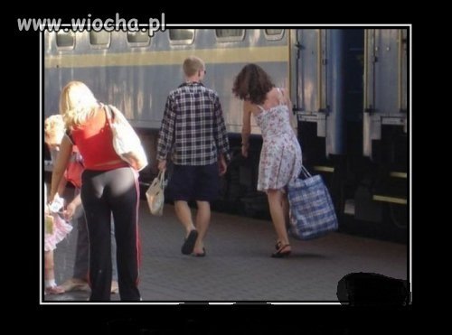 Dobrze że chociaż torebkę jej niesie