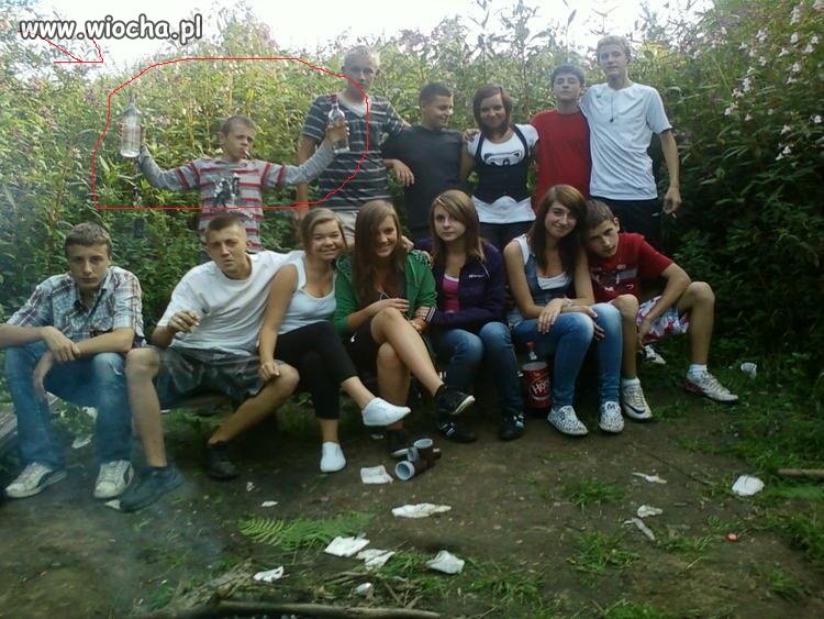 Dziecko , papieros, wódka 