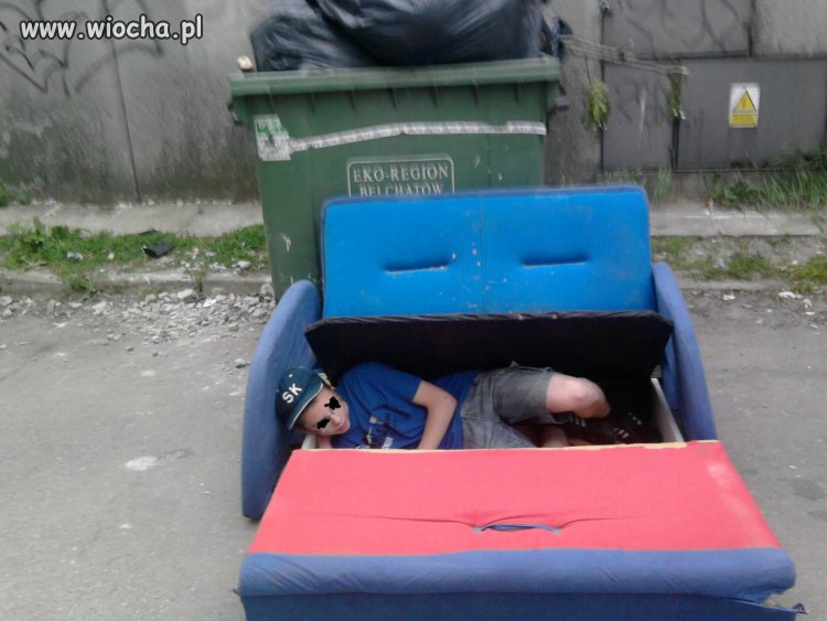Fotka w rozwalonej kanapie przy śmietniku...