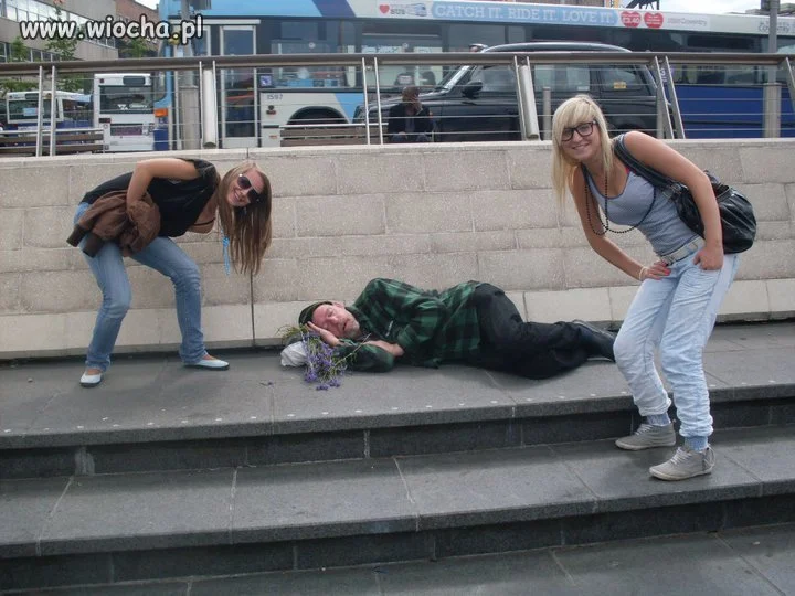 Nie ma to jak robienie sobie zwały z bezdomnych