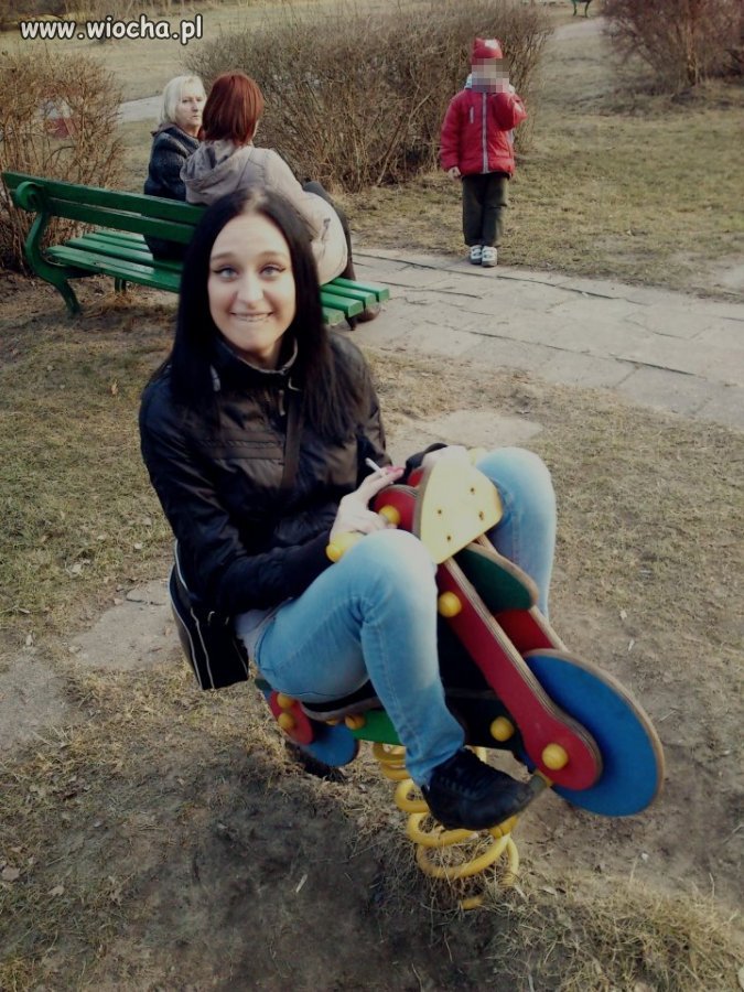 Pani na ławce zobaczyła ufo. 