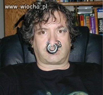 Ja rozumiem skromne i małe kolczyki.