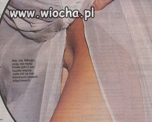Doda bez majtek.