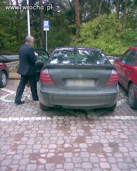 Tak parkuje ordynator szpitala w Czerwonej Górze
