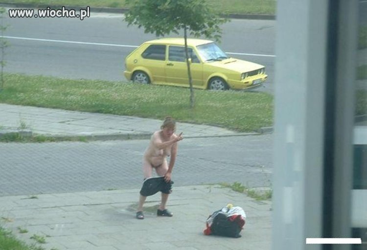 Nie ma to jak odlać się na środku chodnika.