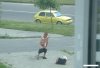 Nie ma to jak odlać się na środku chodnika.