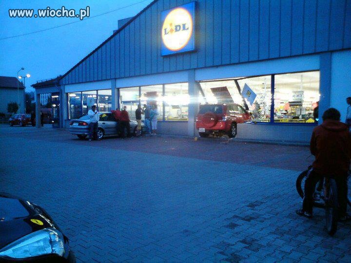 Pomyliła gaz z hamulcem,a gdyby tam byli ludzie