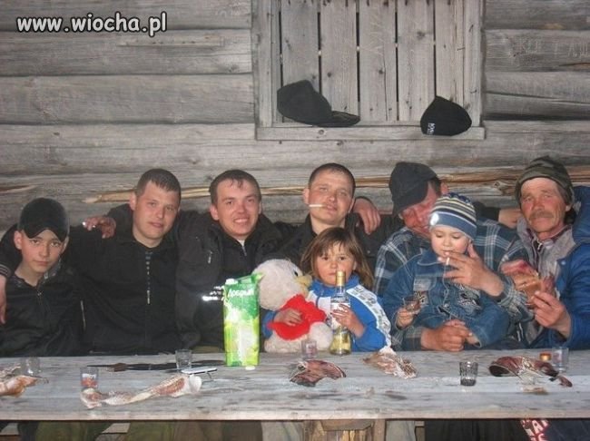 Dziewczynka z miśiem i flaszką