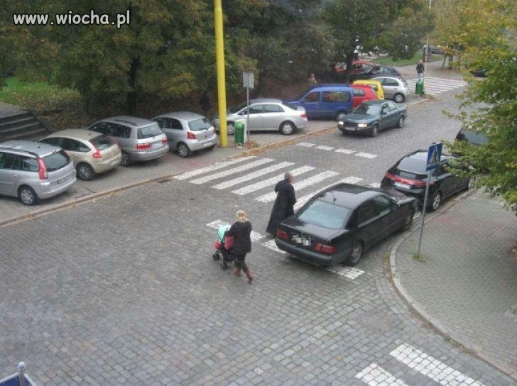 Ksiundz zaparkował ...