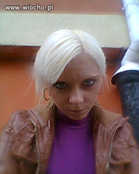 Omg co ona ma z brwiami i na dodatek kilo pudru 
