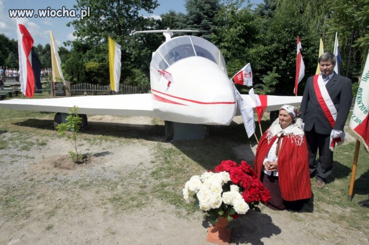 Betonowy pomnik Tu-154 w woj. świętokrzyskim