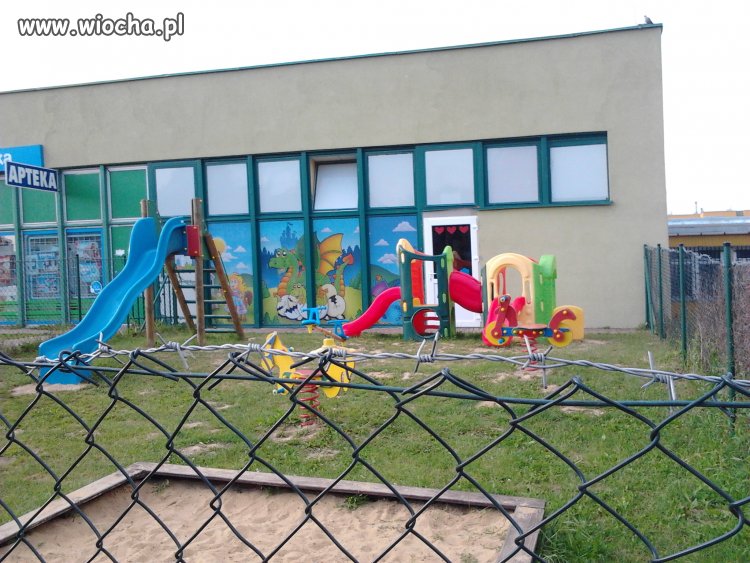 Drut kolczasty na ogrodzeniu przedszkola