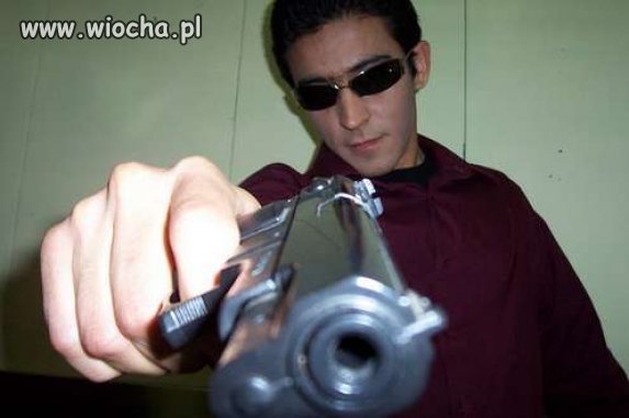 Gangsta z plastikowym pistoletem 