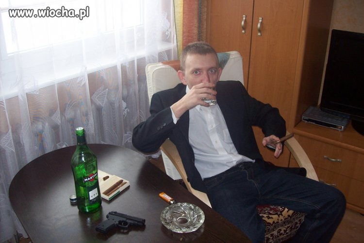 Cygaro, zapalniczka i pistolet. 