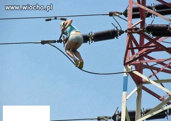 Zabawa na słupie wysokiego napięcia.