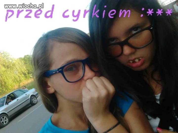 "Przed Cyrkiem ;**"
