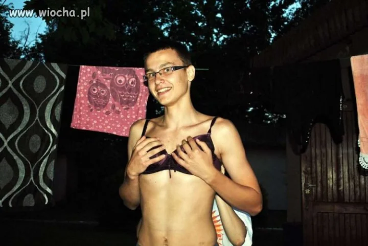 Jaki ja słitaśny bo mam stanik na sobie... 