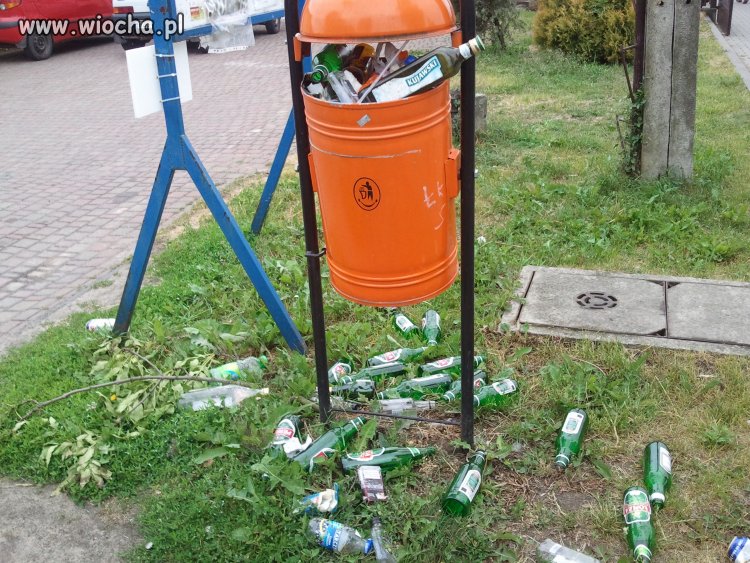 Śmietnik przed szkołą w Szczawinie