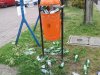Śmietnik przed szkołą w Szczawinie