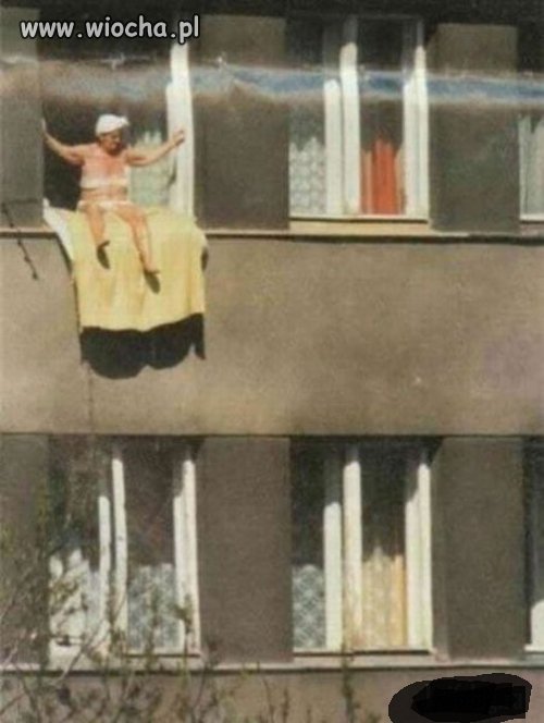 Babcia sie opala w oknie