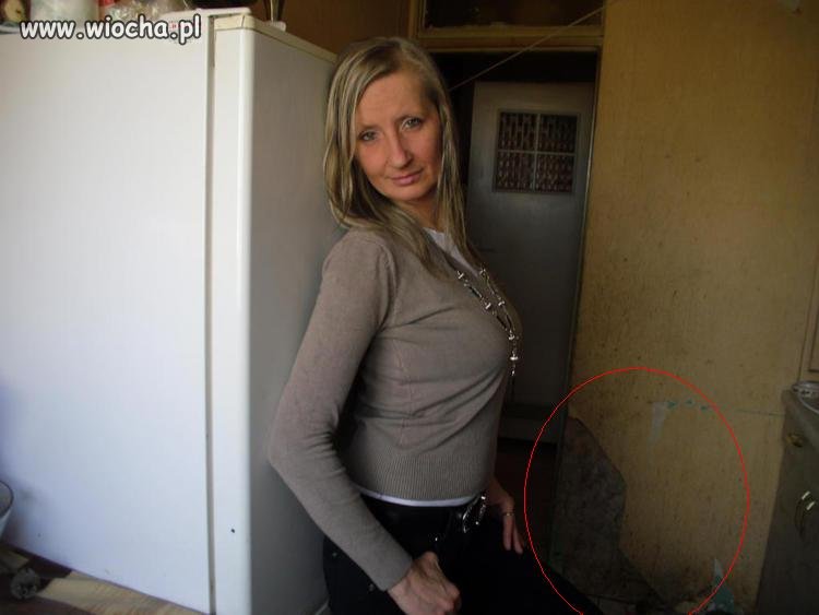 Achh te zdjęcie przy lodówce + zdarta tapeta...