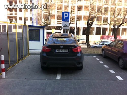 Myśli że ma dobe auto to może wszystko
