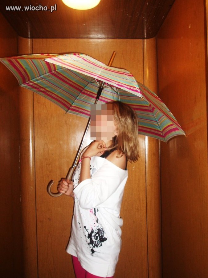 Takie tam z parasolem w windzie